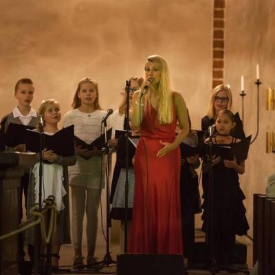 Saa joulu aikaan sen -kirkkokonsertti Nousiaisten kirkossa 9.12.2015. Kuva: A-P Majanen photography, Laulu: Marianne Kantola, Säestys: Jenni & Seppo Mäkikalli, Kuoro: Musiikkikoulu Mäkikallin lapsikuoro.